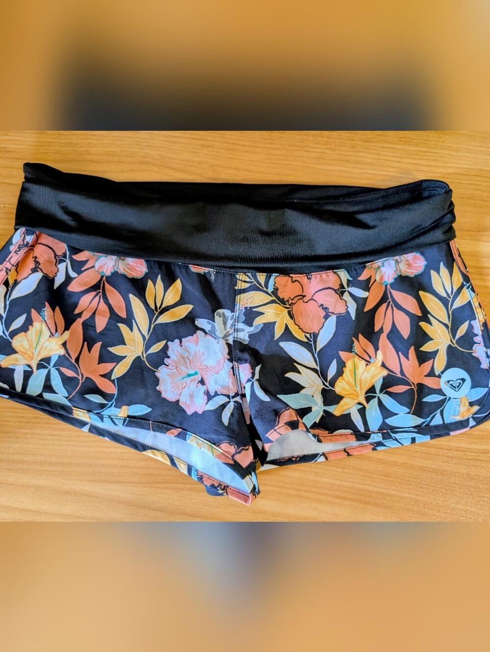 Roxy 'Endless Summer' 'printed board shorts Size Large Black Roll Over Waistband